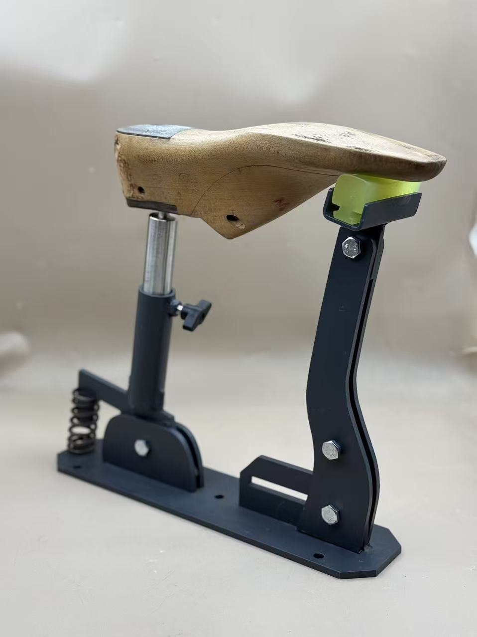 GREY TABLE SHOE JACK