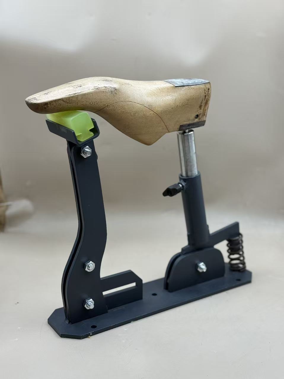 GREY TABLE SHOE JACK