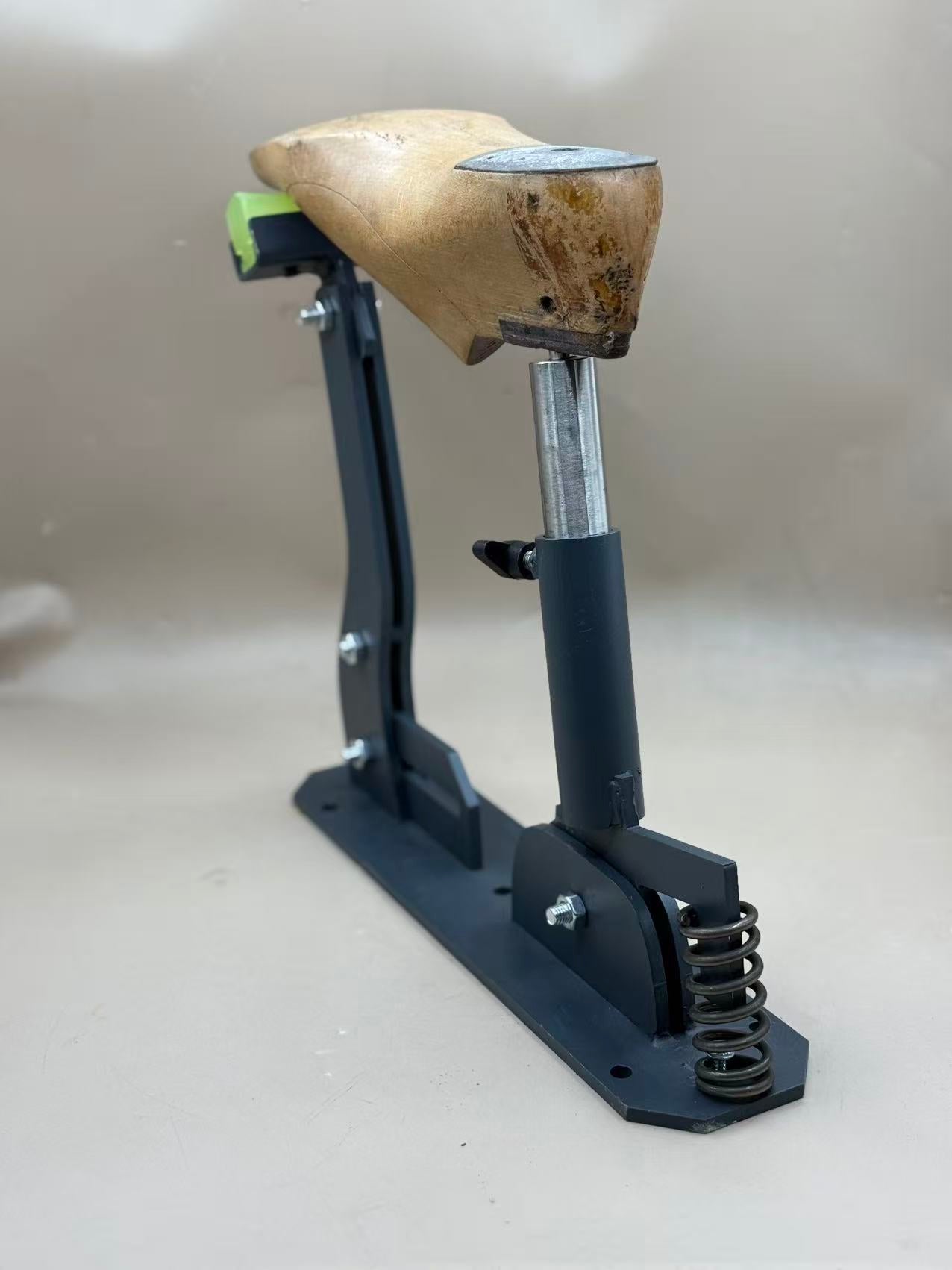 GREY TABLE SHOE JACK